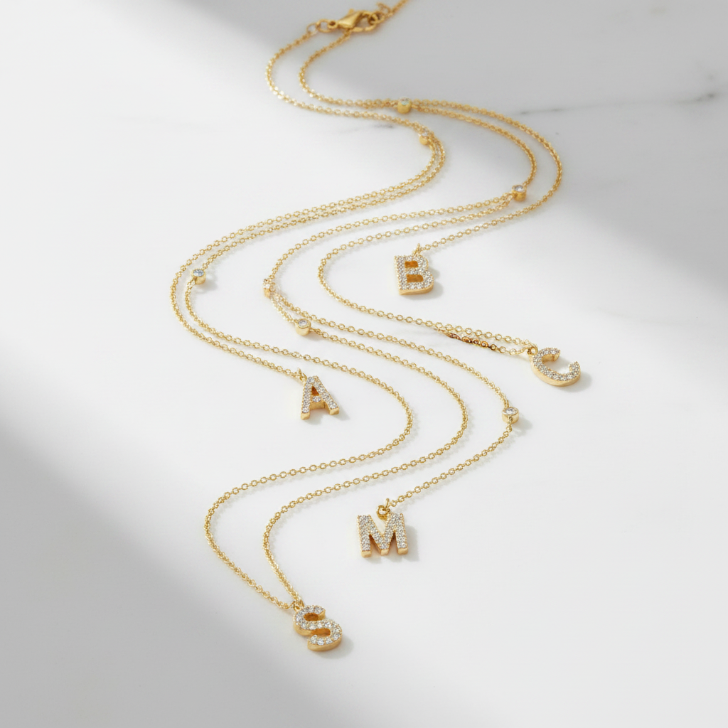 Initialen ketting collectie flat lay